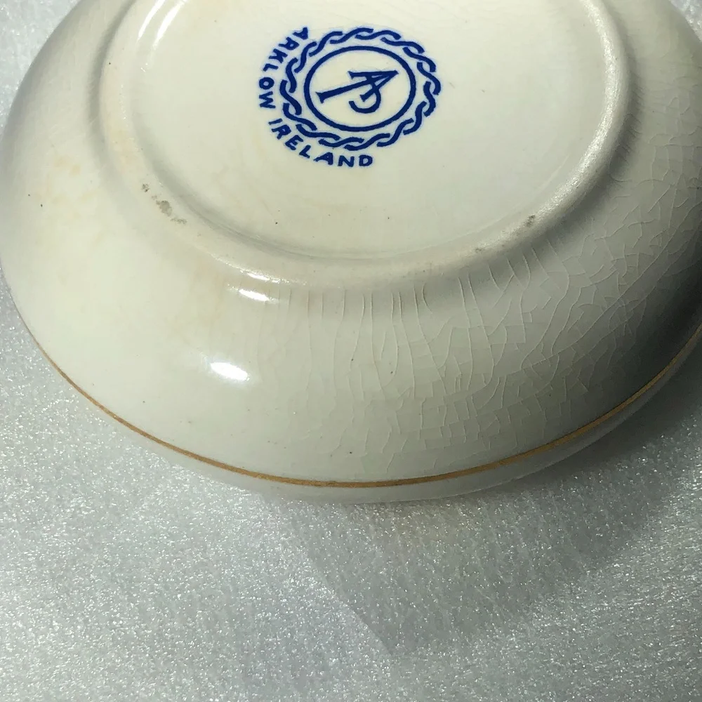 VINTAGE GREAT SOUTHERN HOTELS IRELAND WHITE CERAMIC WITH GOLD & BLUE ASHTRAY
